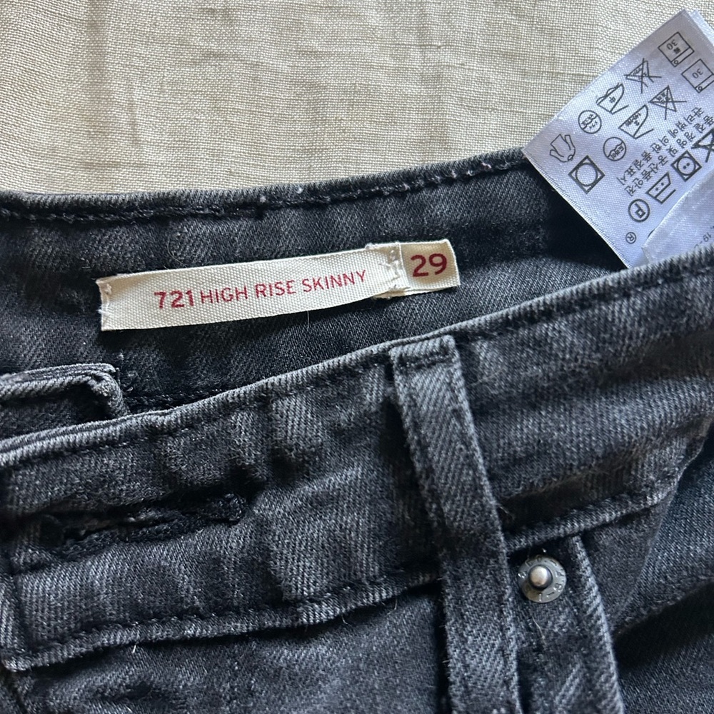 Black Levi’s high rise skinny jeans, size 29